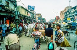 Commerce;-Cyclo-pousse;-Delhi;-Foule;-Inde;-Kaleidos;-Kaleidos-images;-La-parole-à-limage;-Marchand-ambulant;-Marché;-Rue;-Shahjahanabad;-Stories-Pictures;-Tarek-Charara;-Vie-quotidienne;-Vieux-Delhi